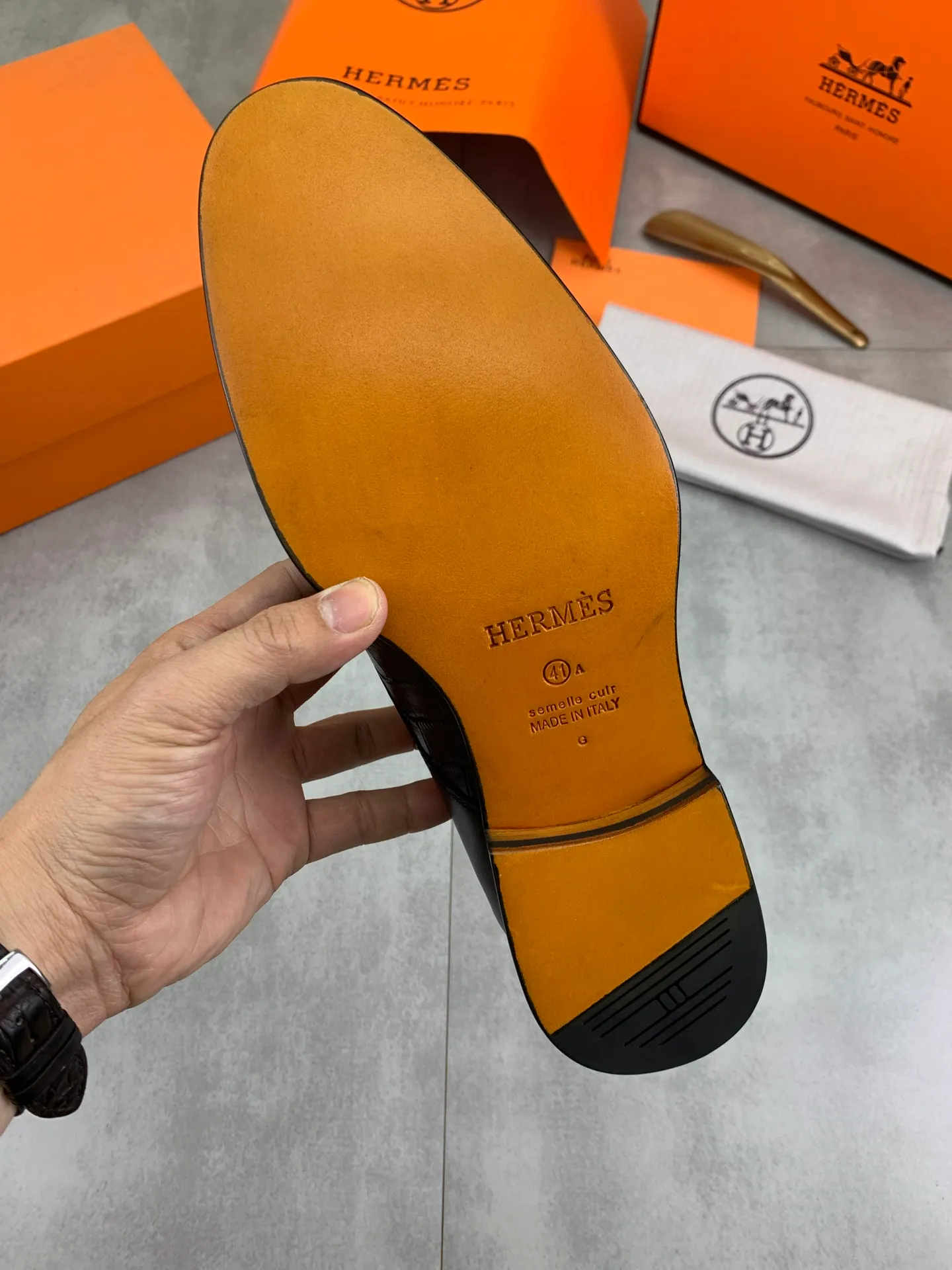 Factory price P940 💰💎💎💎 Original genuine leather outsole Brand: Hermès Grade: Same as the official website Original quality materials: Original soft calfskin Water-dyed cowhide lining Original Italian genuine leather outsole Style categories: Men's fashion Formal casual leather shoes Slip-on men's shoes series Young fashion European and American trends British style Code number: 39-45 (38.46 can be customized)